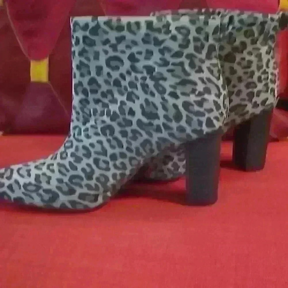 Charles by Charles David slip on Animal Print Booties sz 7.5 - Picture 4 of 5
